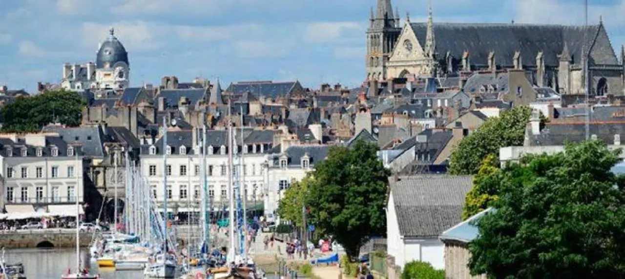 Kyriad Prestige Vannes Centre-Palais Des Arts Hotel