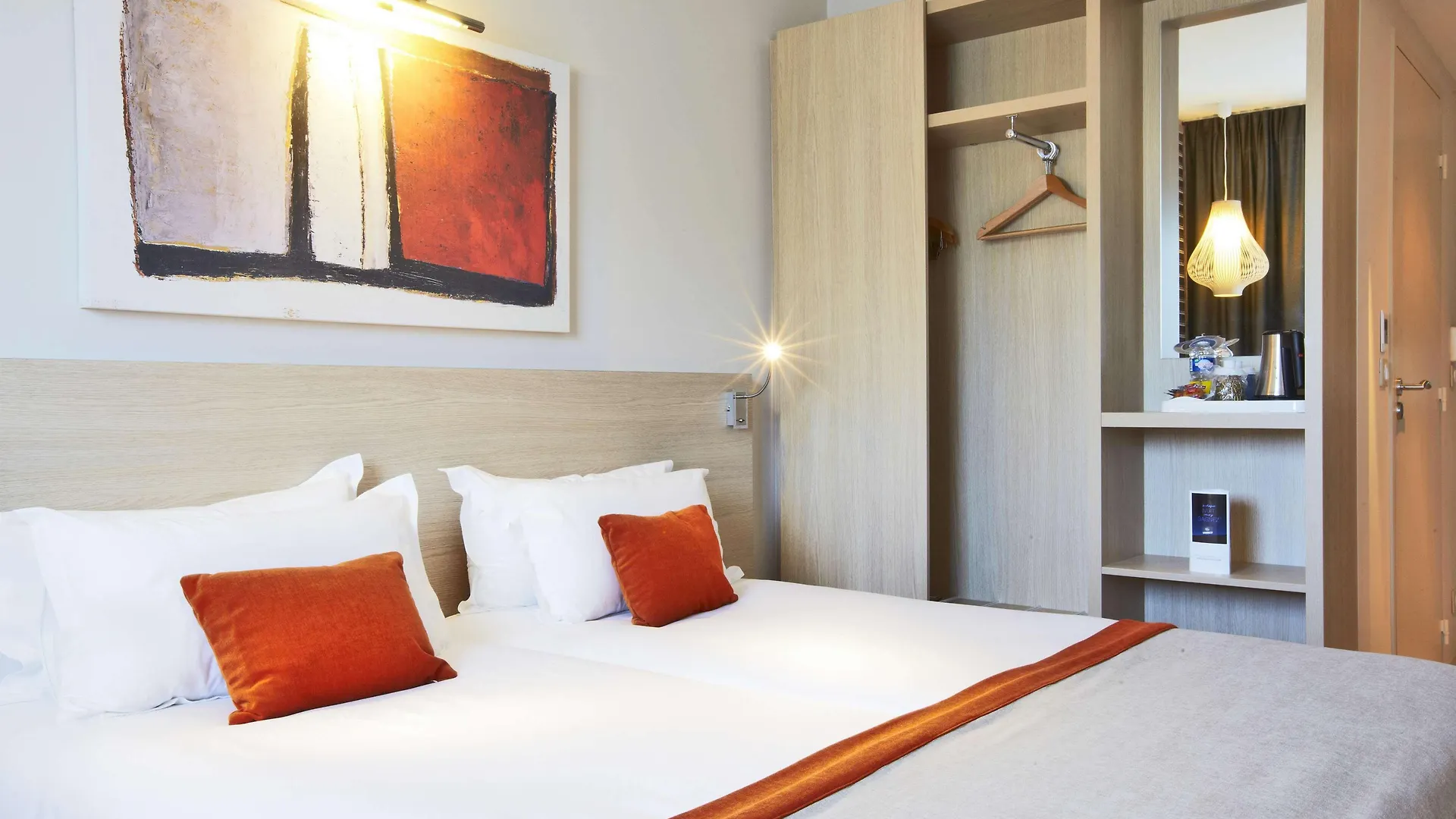 Kyriad Prestige Vannes Centre-Palais Des Arts 4*,
